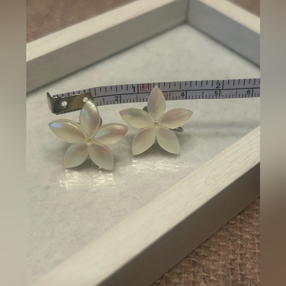 Shell Earrings In Pretty Flowers Screwbacks - Picture 6 of 6
